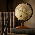 Ancien globe terrestre en bois