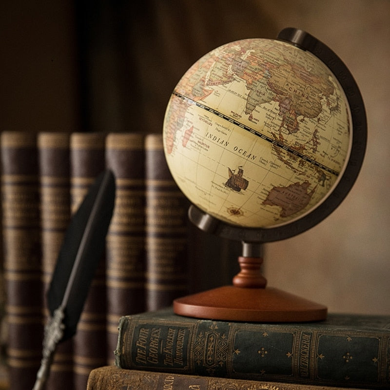 Ancien globe terrestre en bois