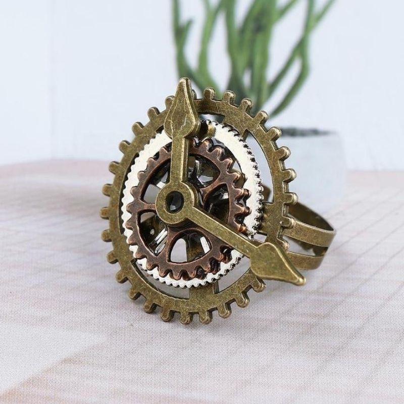 Anneau steampunk orné d’une horloge