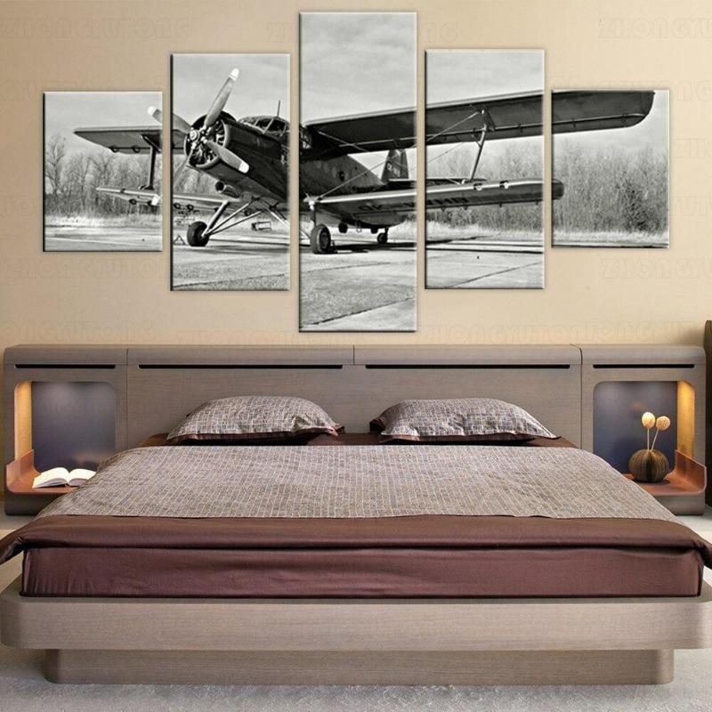 Avion noir et blanc sur tableau