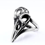 Bague ornée d’un crâne de corbeau
