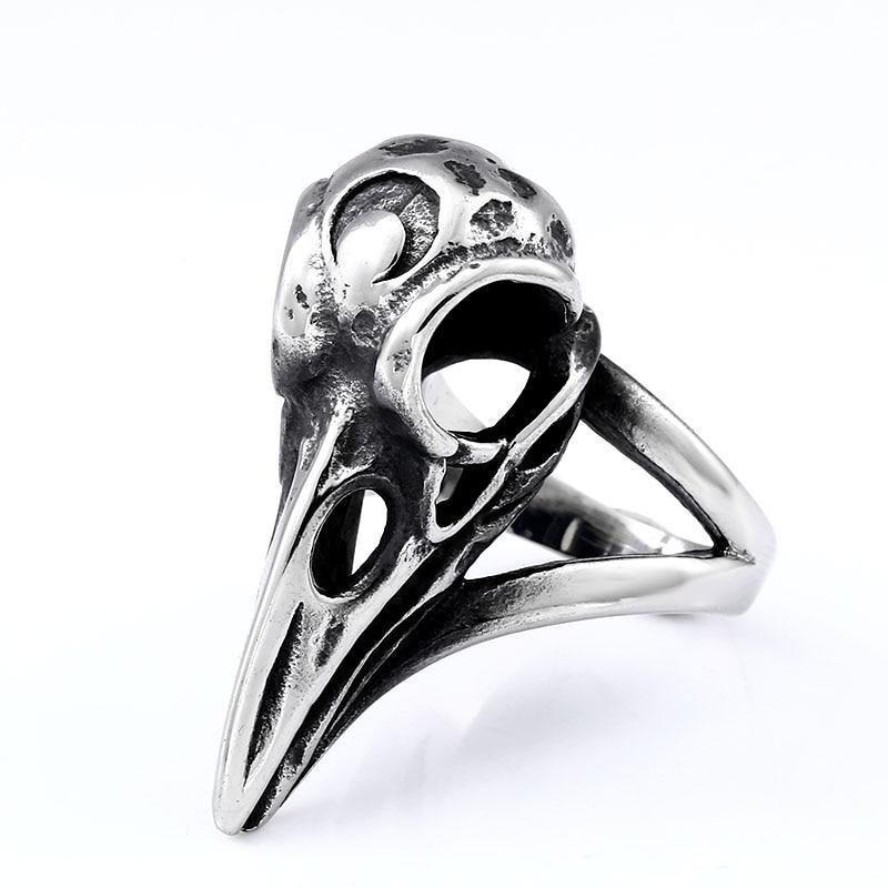 Bague ornée d’un crâne de corbeau