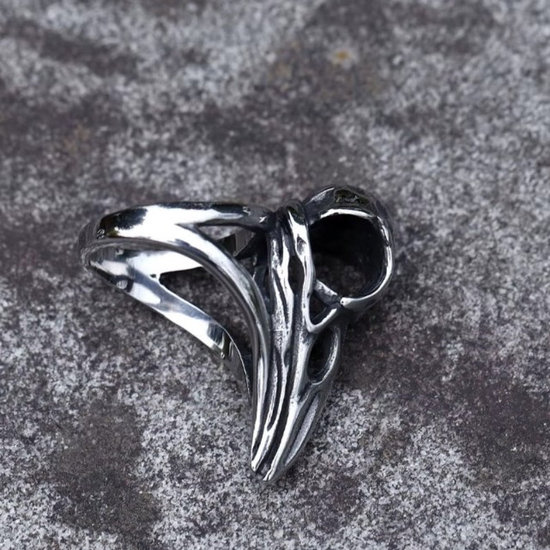 Bague représentant un crâne de corbeau