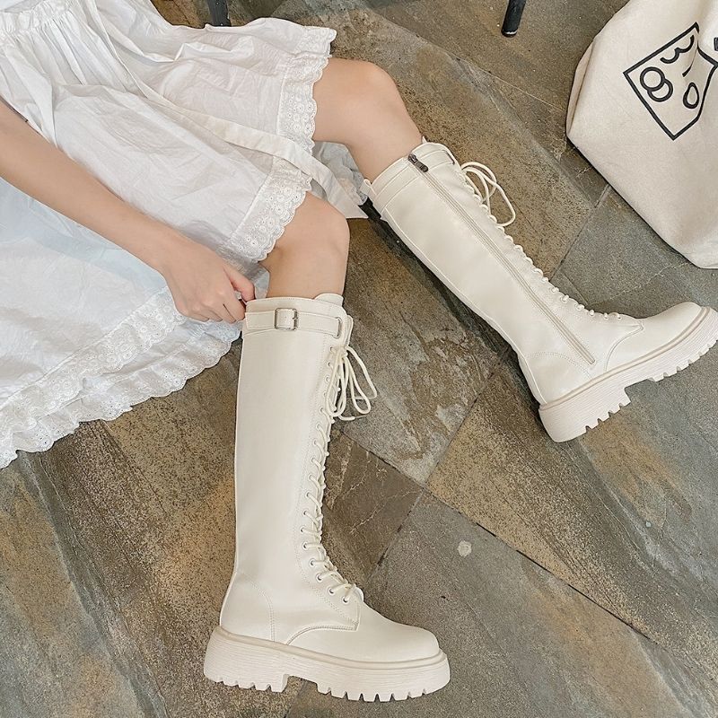 Bottes blanches destinées aux femmes