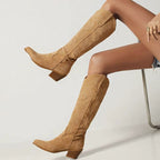 Bottes femme western réalisées en daim