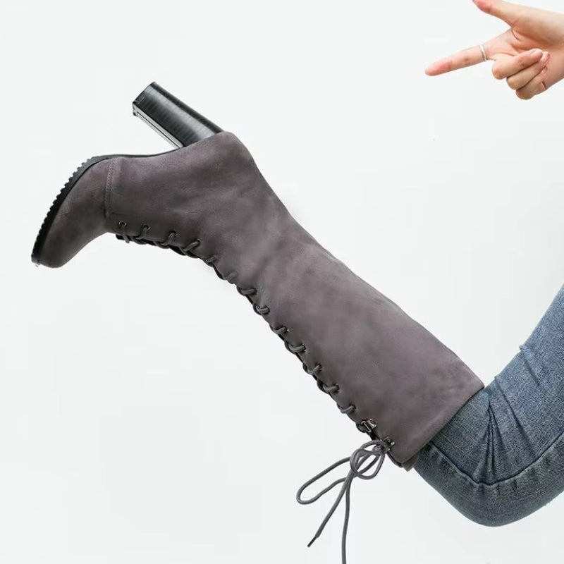 Bottes lacées hautes destinées aux femmes
