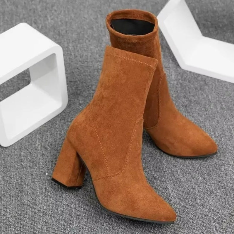 Bottines à talon confectionnées en daim