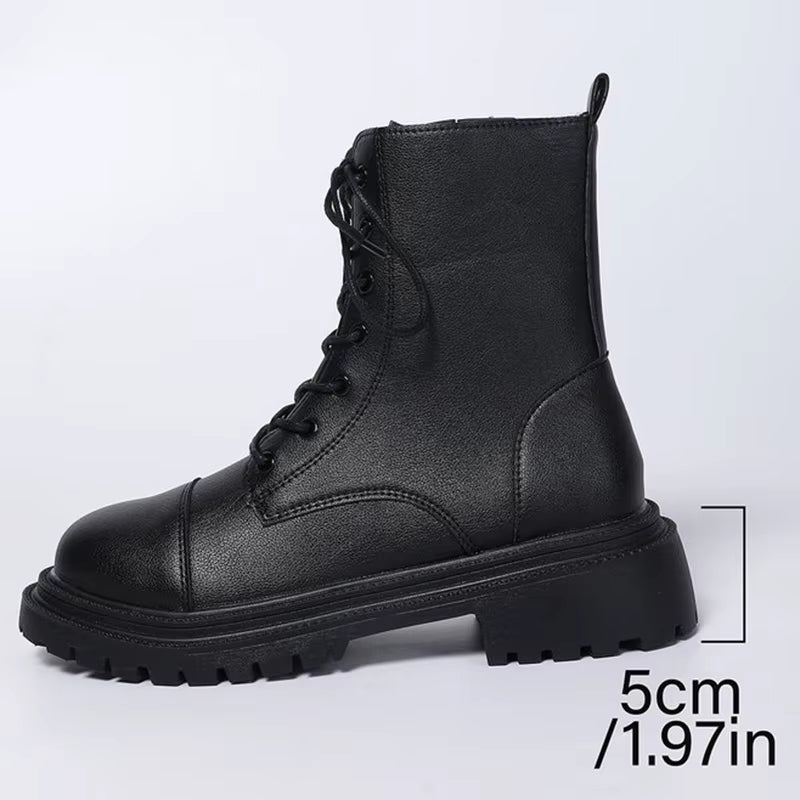 Bottines avec crampons destinées aux femmes
