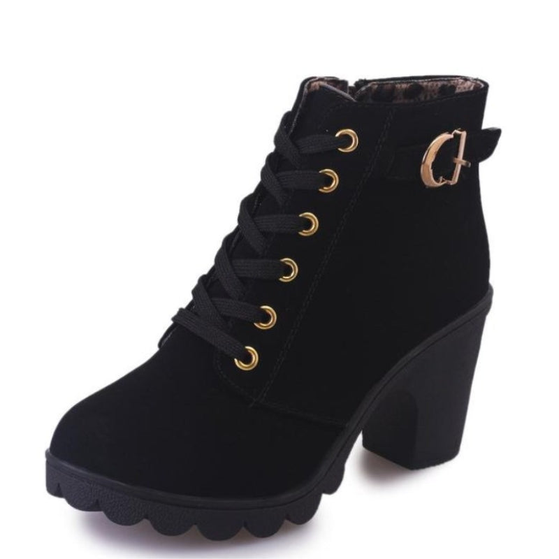 Bottines avec un talon de forme carrée