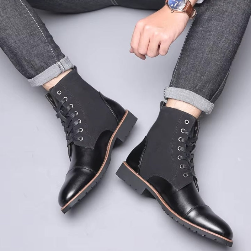 Bottines de couleur noire avec lacets