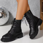 Bottines femme munies de crampons