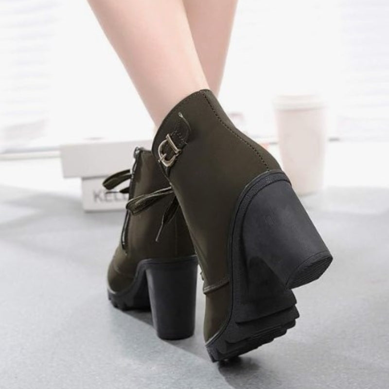 Bottines munies d’un talon carré