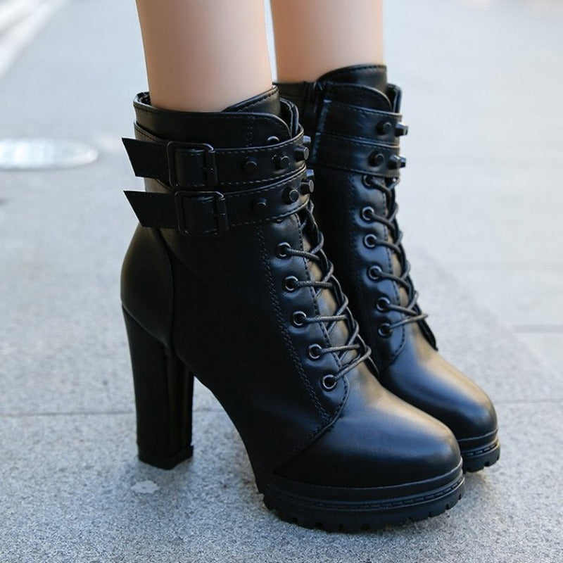 Bottines noires munies d’un talon haut