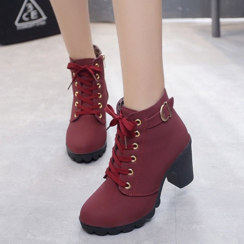 Bottines reposant sur un talon carré