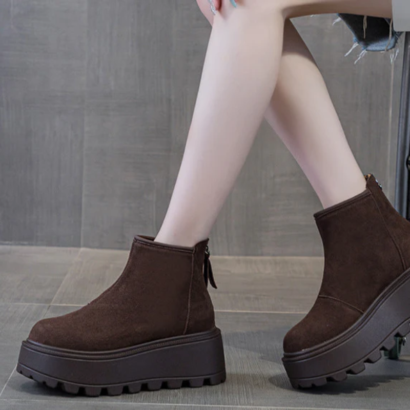 Bottines style Chelsea confectionnées en daim