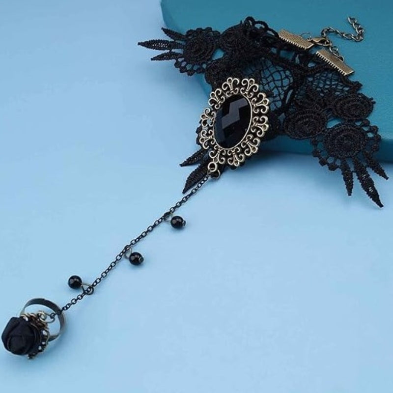 Bracelet en dentelle d’inspiration gothique