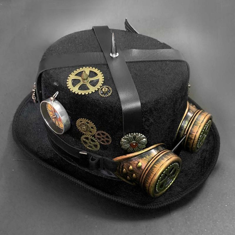 Chapeau customisé de style steampunk