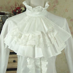 Chemise blanche à jabot gothique