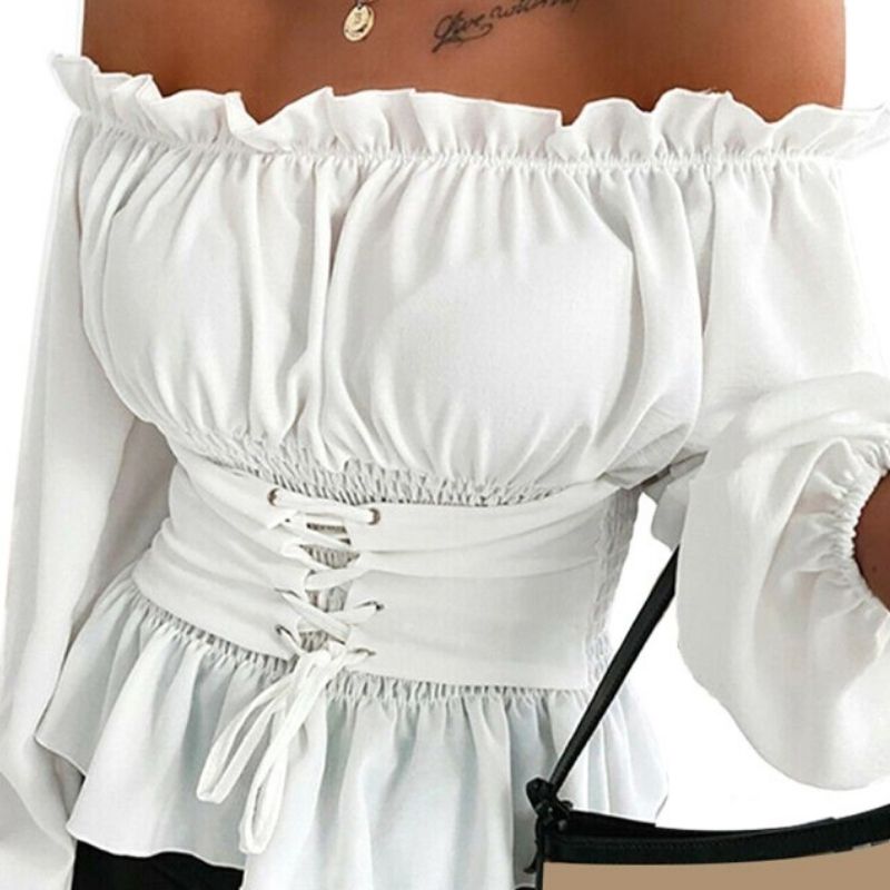 Chemise blanche aux épaules dénudées