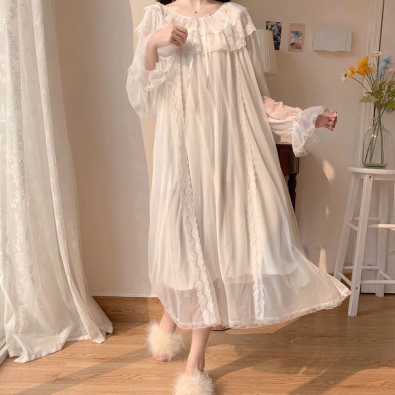 Chemise de nuit blanche au style rétro