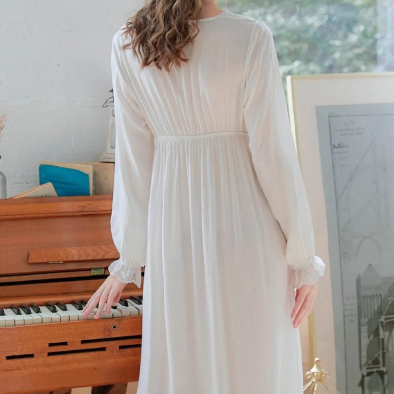 Chemise nocturne blanche de style vintage