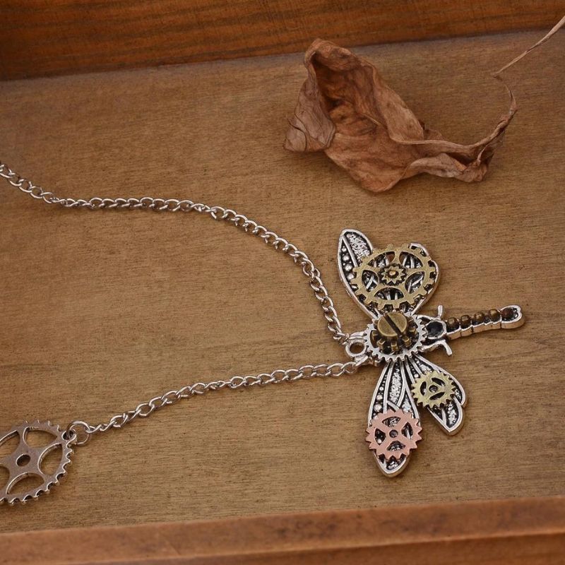 Collier au style steampunk avec papillon