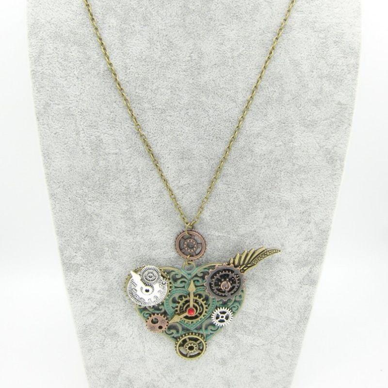 Collier orné d’un cœur steampunk