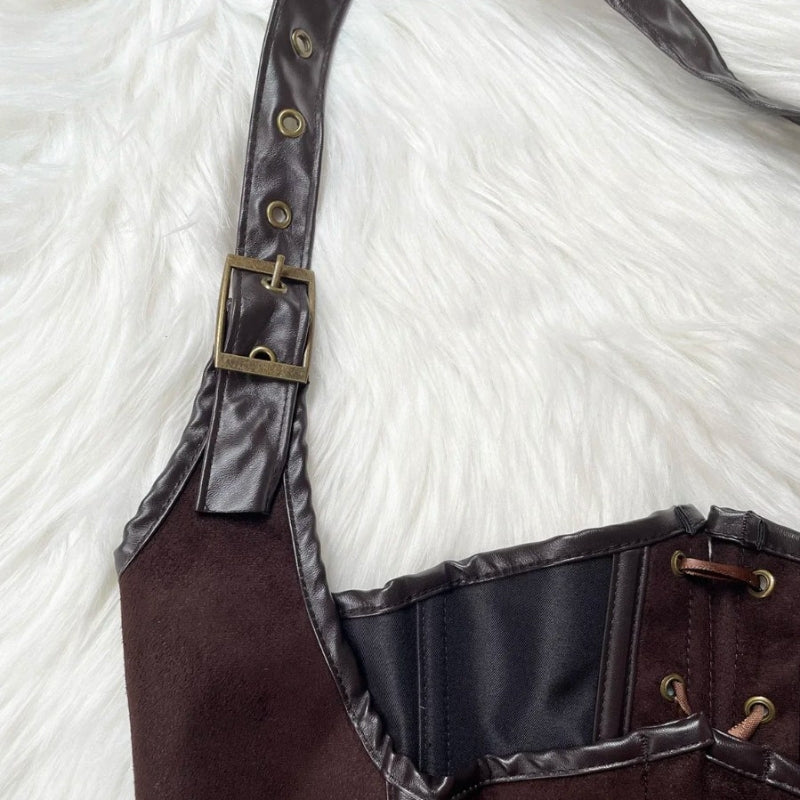 Corset en matière simili au style steampunk