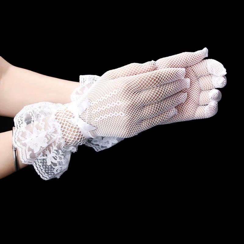 Gant blanc confectionné en dentelle