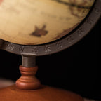 Globe du monde en bois ancien