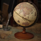 Globe mondial rotatif monté sur pied