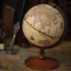 Globe terrestre ancien en bois