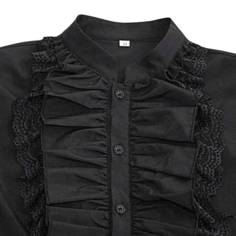 Homme en chemise gothique