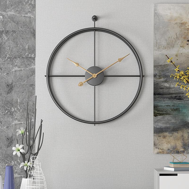 Horloge au mur steampunk et minimaliste