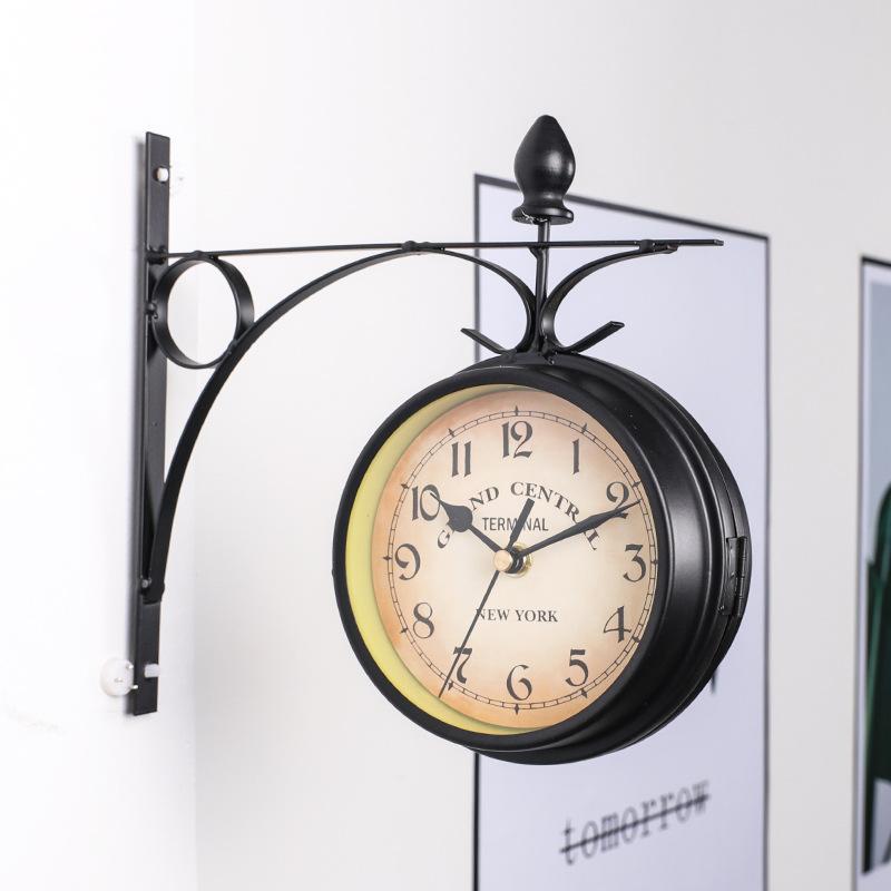 Horloge au style steampunk de gare