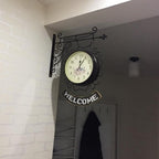 Horloge biface au charme vintage