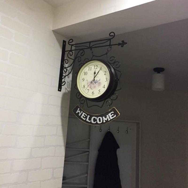 Horloge biface au charme vintage