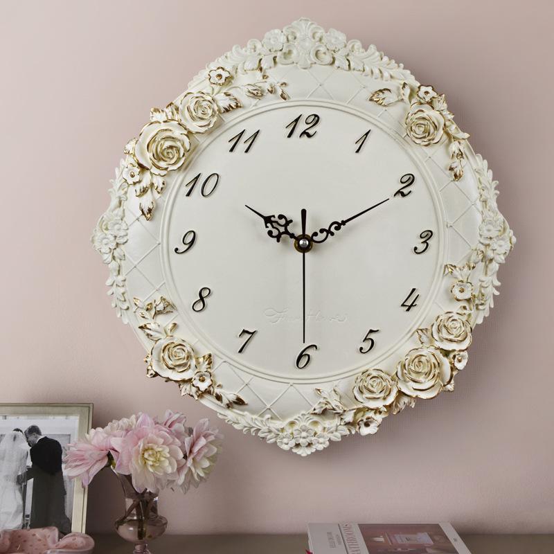 Horloge blanche au design vintage
