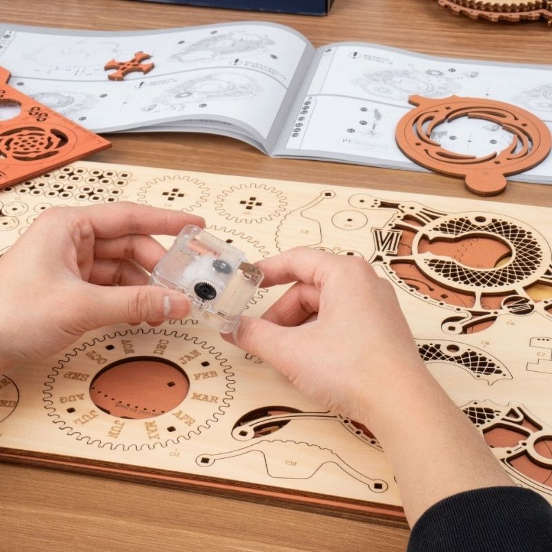 Horloge en bois animée en maquette