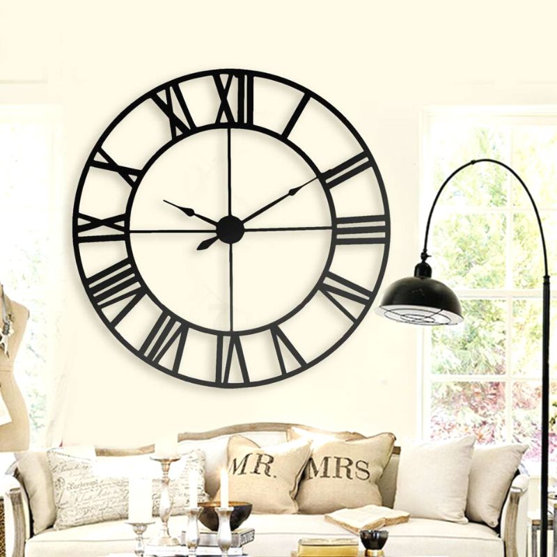 Horloge noire au style steampunk vintage