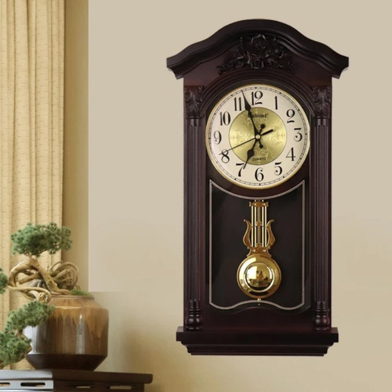 Horloge steampunk ancienne munie d'un balancier