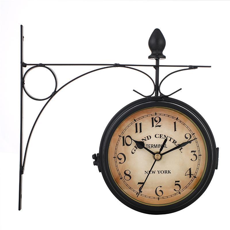 Horloge steampunk de style gare