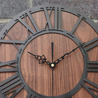 Horloge steampunk industrielle conçue en bois