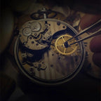 Horloge steampunk munie d’un engrenage tournant
