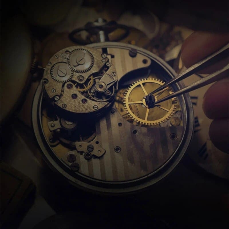 Horloge steampunk munie d’un engrenage tournant