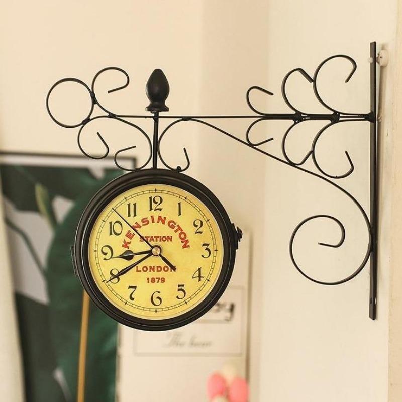 Horloge steampunk rétro style gare