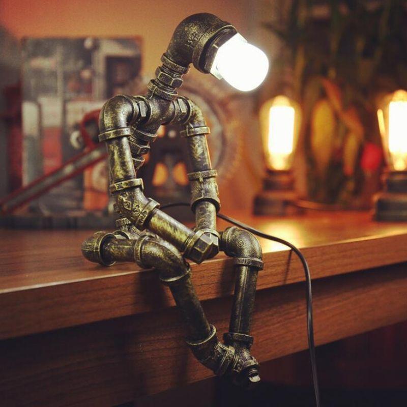 Lampe robot de style steampunk