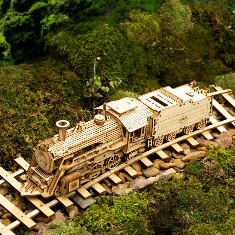 Modèle réduit en bois de locomotive à vapeur