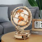 Modèle réduit en bois du globe terrestre