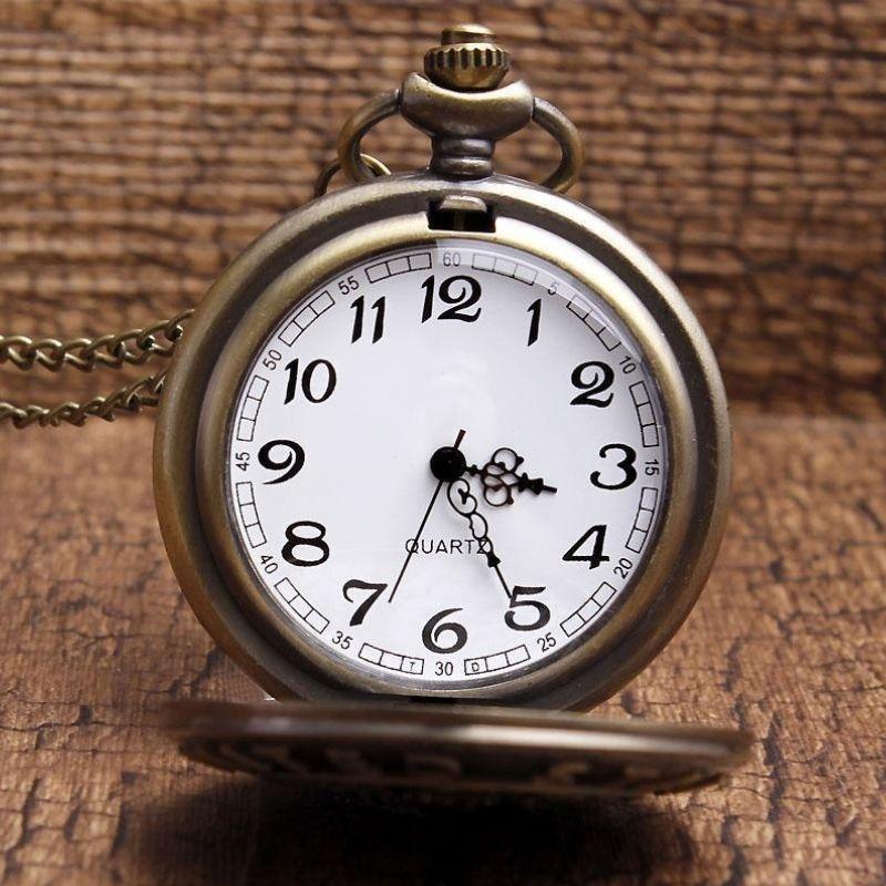 Montre de poche au motif tête de mort